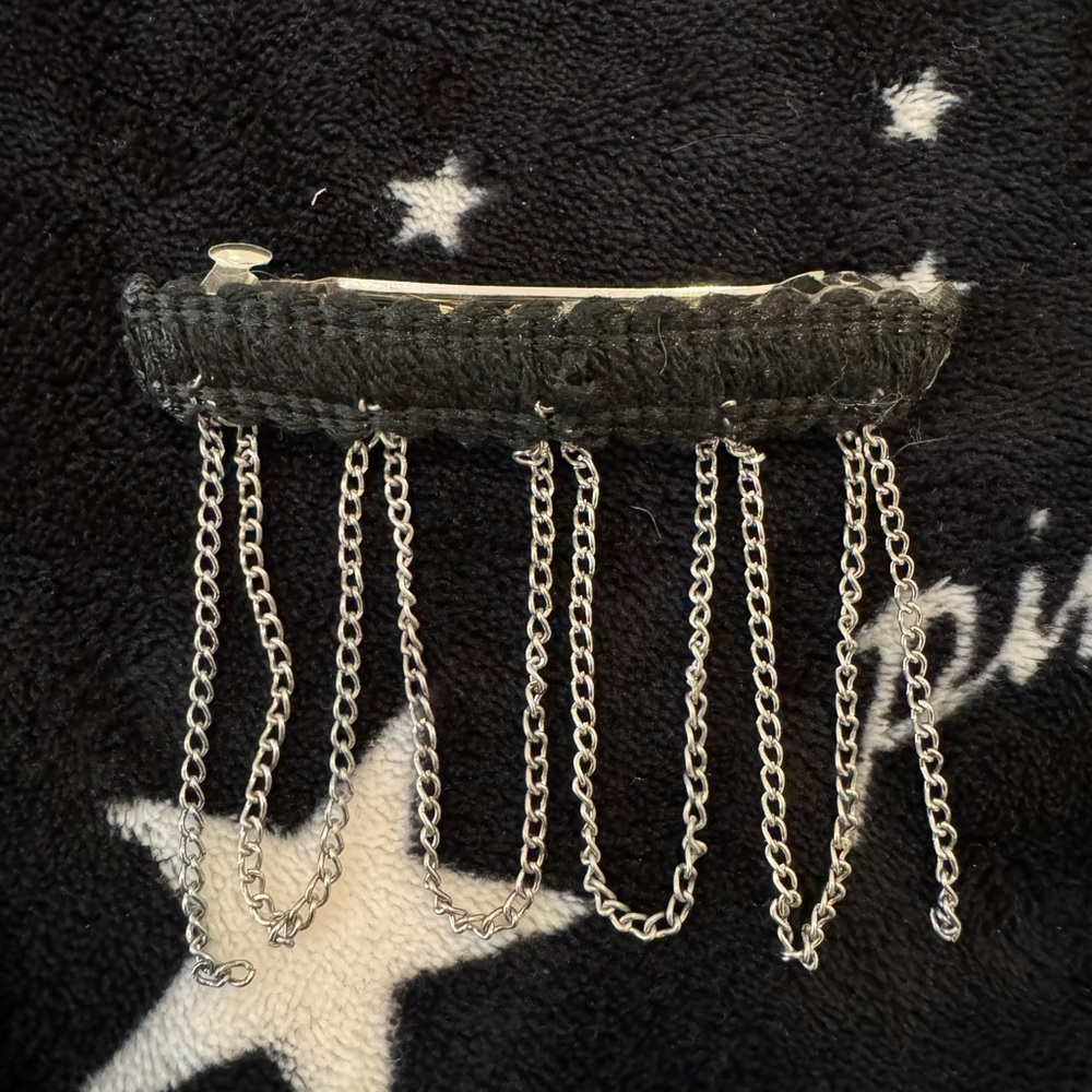 Black Hair Clip with Dangling Chain Decor